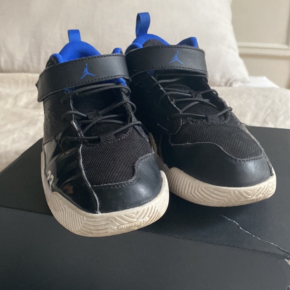 Nike Jordan’s Stay Loyal little kid size 1 - Picture 2 of 4